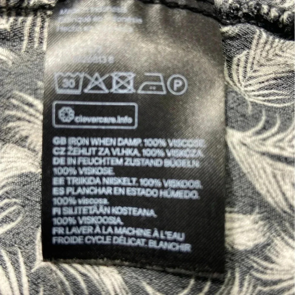 H&M Black and White Leaf Print V-Neck Short Sleeve Shirt/Blouse. - Picture 10 of 10